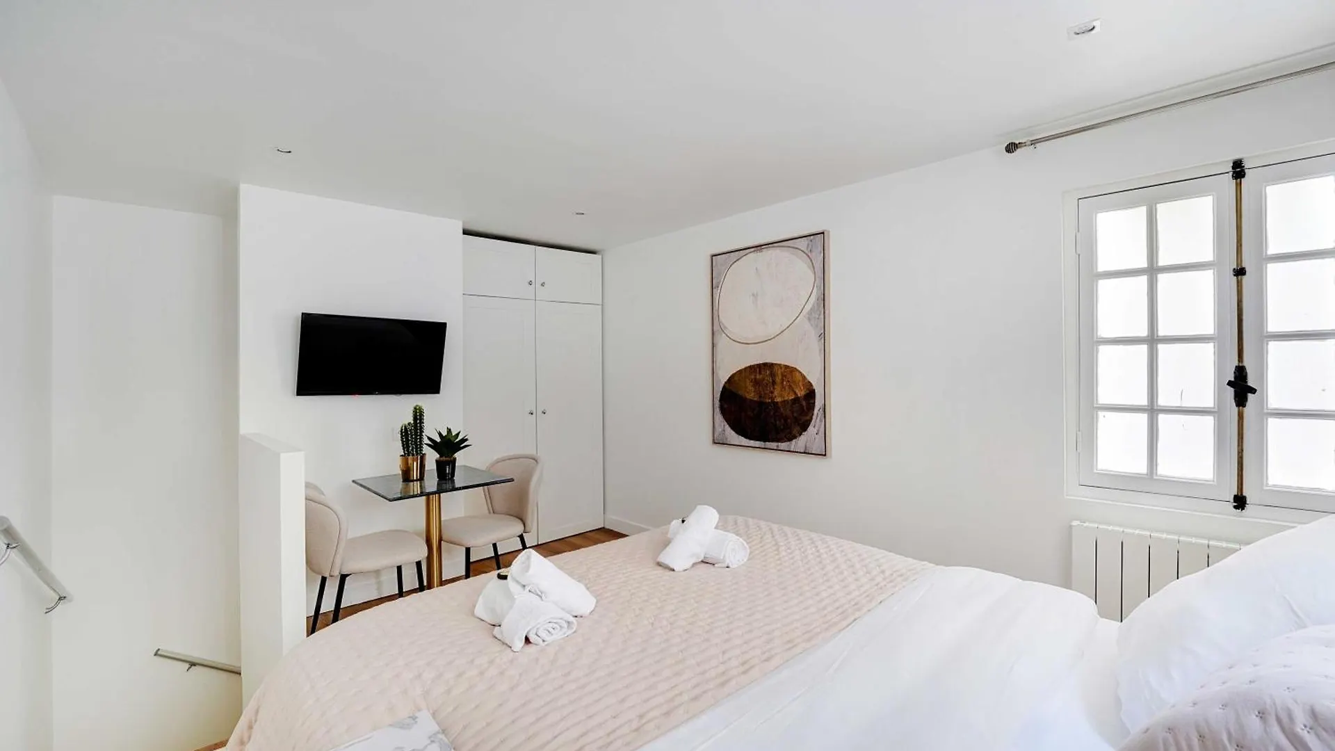 Modern - 2p - Canal Saint Martin Apartment *