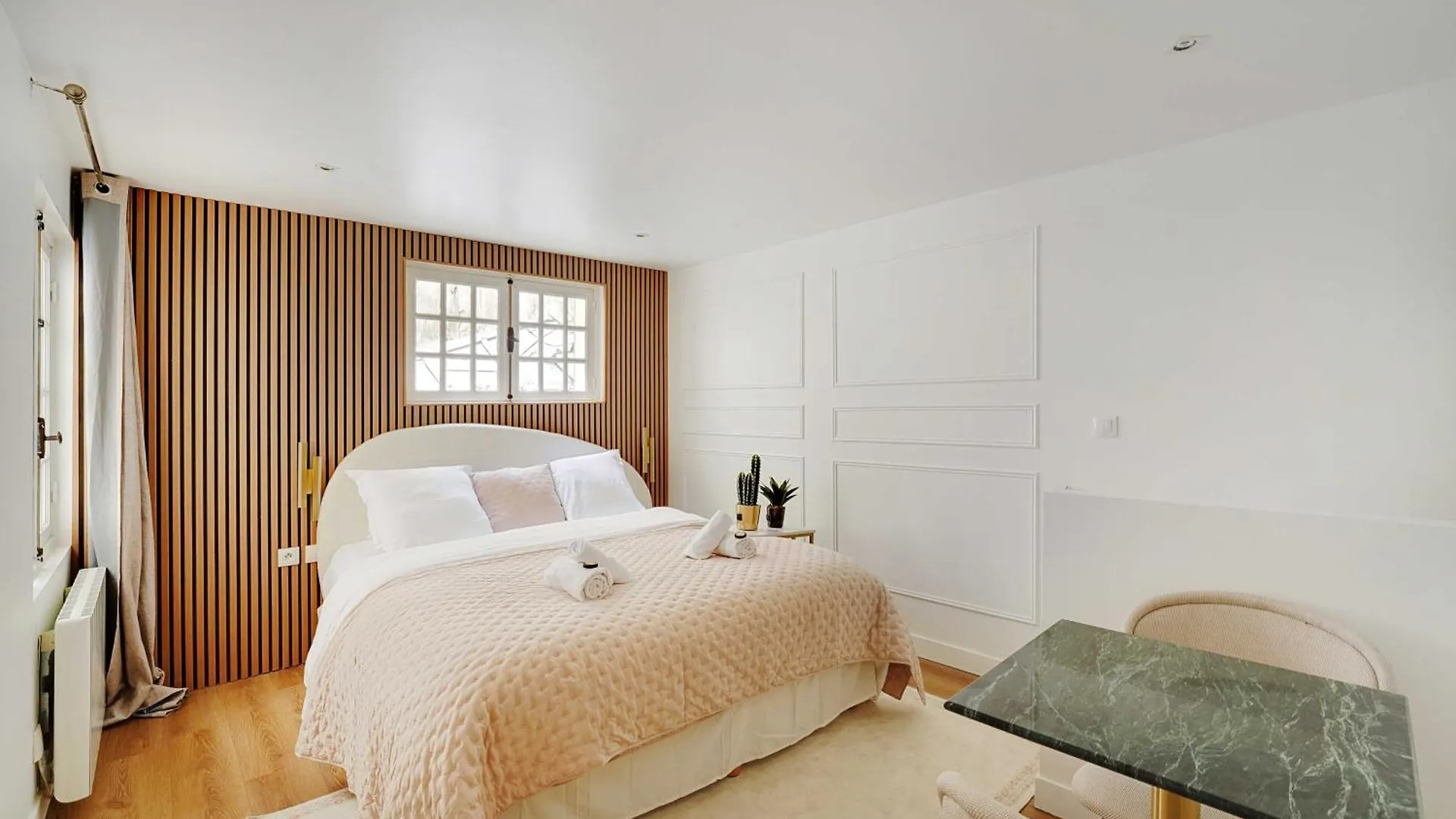 Modern - 2p - Canal Saint Martin Apartment